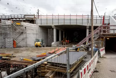 Es geht voran: Die Arbeiten am Viadukt, über das elf Gleise führen, liegen laut Deutsche Bahn im Zeitplan.