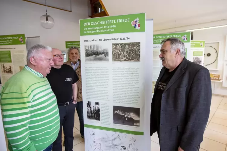 Gerd Häßel, Jürgen Heinz, Uli Wenz und Karl Blauth (von links) sprechen im Reinhard-Blauth-Museum über ihre Ausstellung „Der ges
