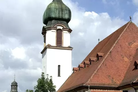 In der katholischen Kirche findet ein Benefizkonzert statt.