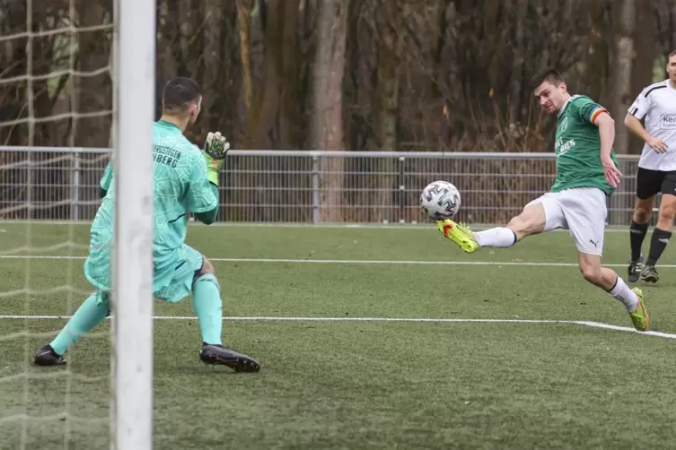  Die SG Breitenbach/Dunzweiler, hier Dominik Glomb beim Schuss, ist über den Strich geklettert. 