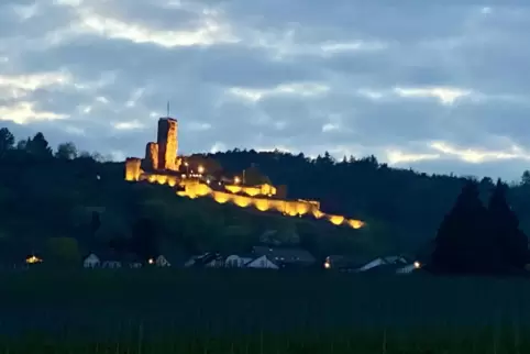 Die Wachtenburg leuchtet wieder. 
