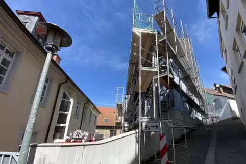 Das Stadthaus (links im Bild) soll mit dem Mehrgenerationenhaus verbunden werden. Unser Bild entstand im Mai 2022. 