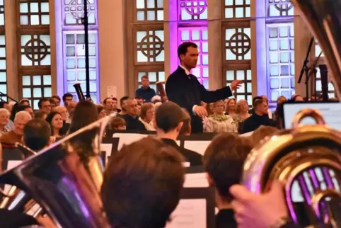 Königliches Programm: Dorian Wagner dirigierte das Sinfonische Blasorchester beim Auftritt in der voll besetzten Friedenskirche.