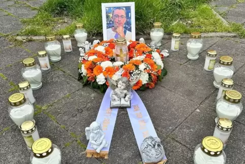 Am Tatort in der Philipp-Scheidemann-Straße hat Jonas’ Familie die Gedenkstätte 