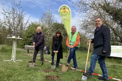 Beim Spatenstich für den Naturgarten: Klaus Weiler, Beigeordneter der Ortsgemeinde Fußgönheim, Birkenheides Ortsbürgermeisterin 