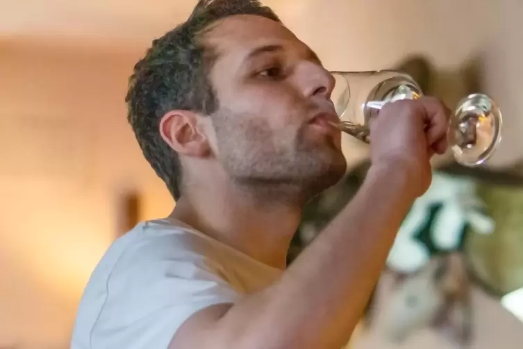 Lukas Mahler verkostet einen selbst produzierten Tropfen. 