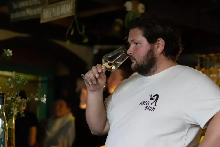 Jannis Burk bei der Verkostung. 