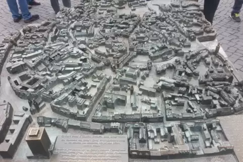Ein solches Bronzerelief von Kirchheimbolanden – hier am Beispiel Erfurt – wird demnächst am Schlossplatz aufgestellt. Ein solches Bronzerelief von Kirchheimbolanden – hier am Beispiel Erfurt – wird demnächst am Schlossplatz aufgestellt.