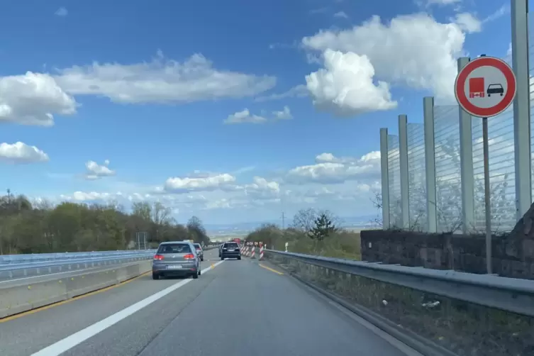Bis zum heutigen Tag: Die beiden Fahrspuren sind nicht durch eine Markierung voneinander getrennt. 