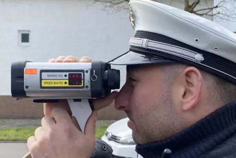 Nuri Uzuner von der Polizei in Germersheim hat einen Temposünder fest im Visier.