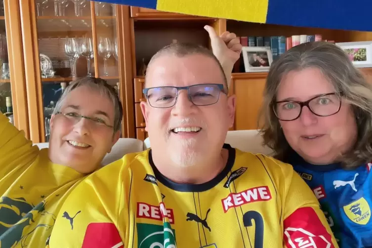 Silvia und Claus Balzer sowie Iris Dammert (von links) fieberten zuhause in Schifferstadt mit den Rhein-Neckar Löwen mit. 