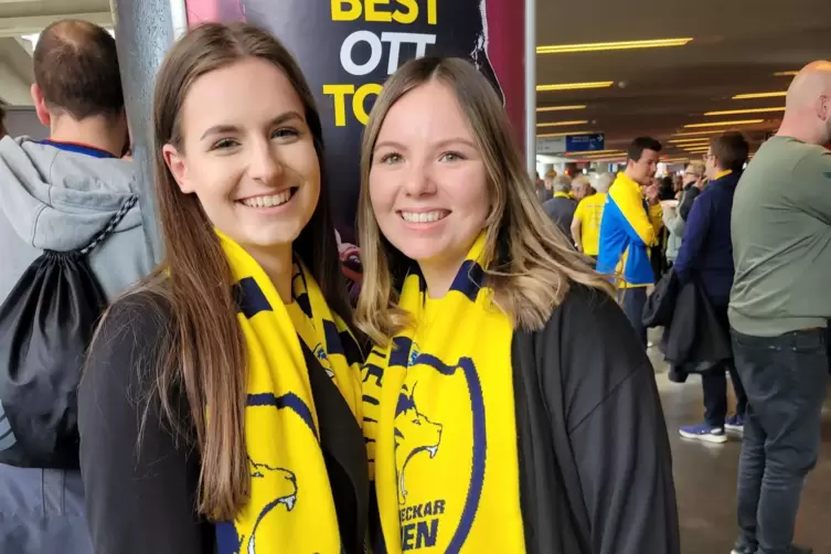Mariella (links) und Spielerfreundin Alessia strahlten &uuml;bers ganze Gesicht und waren m&auml;chtig stolz auf den Pokaltriumph der L&ouml;we