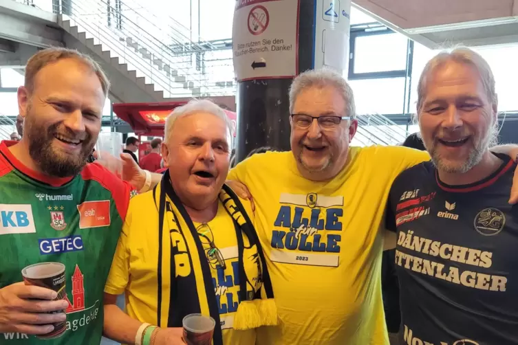 Helmut Vogel und Horst Weirisch (Mitte) zusammen mit Fans des SC Magdeburg und der SG Flensburg-Handewitt.