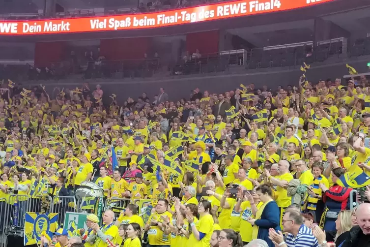 Wie eine gelbe Wand standen die rund 2000 mitgereisten L&ouml;wen-Fans in K&ouml;ln hinter ihrer Mannschaft. 