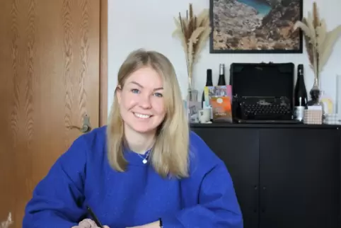 Sarah Angelmahr hält Gedanken in ihrem Notizbuch fest. 