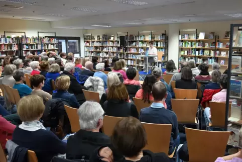 Großes Auditorium bei der Lesung von Daniela Dröscher in der Neustadter Stadtbücherei. Auch die anschließende Diskussionsrunde e