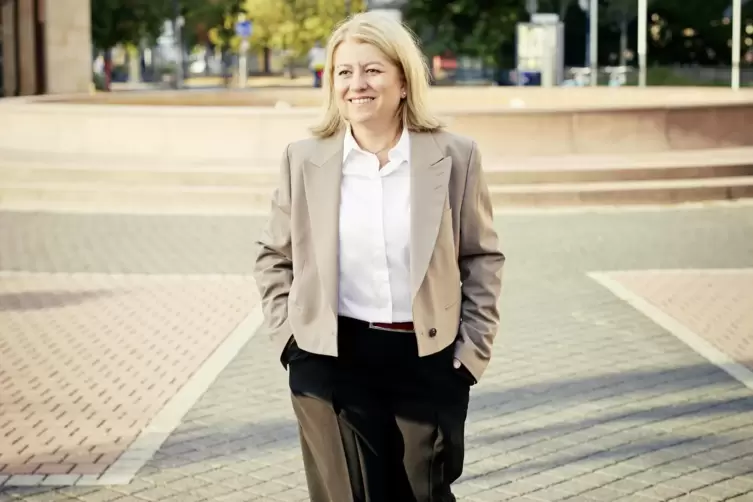 Bürgernah und als moderne Verwaltungschefin: So präsentiert sich die SPD-OB-Kandidatin Aylin Höppner in ihrer Wahlwerbung. 