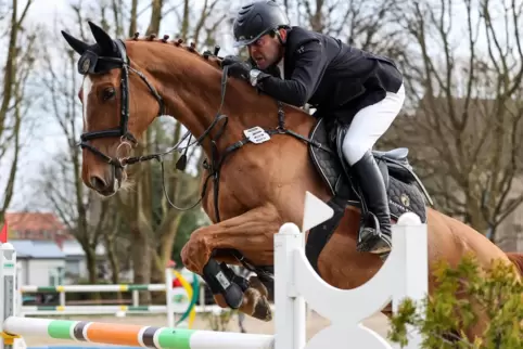 Steffen Hauter vom RV Großsteinhauserhof gewann am Sonntag mit Cuderia das schwere Springen im Landgestüt.