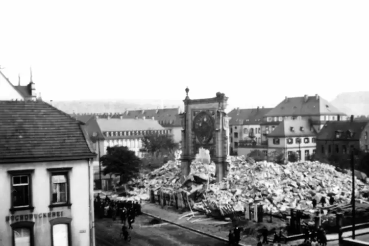 Eine private damals verbotene Aufnahme am 9. Oktober 1938 von einem Fenster der heutigen Volksbank aus: Das Nordportal der Synag