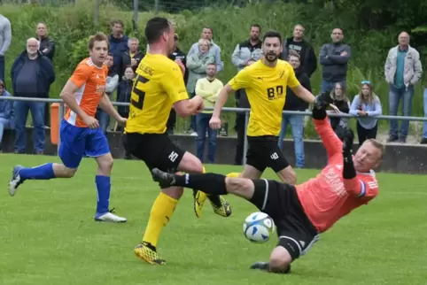 SG-Torwart Waldemar Baum (rechts), hier vor einem Jahr im Spiel gegen Weselberg, muss doch wieder bei den Aktiven ran. 