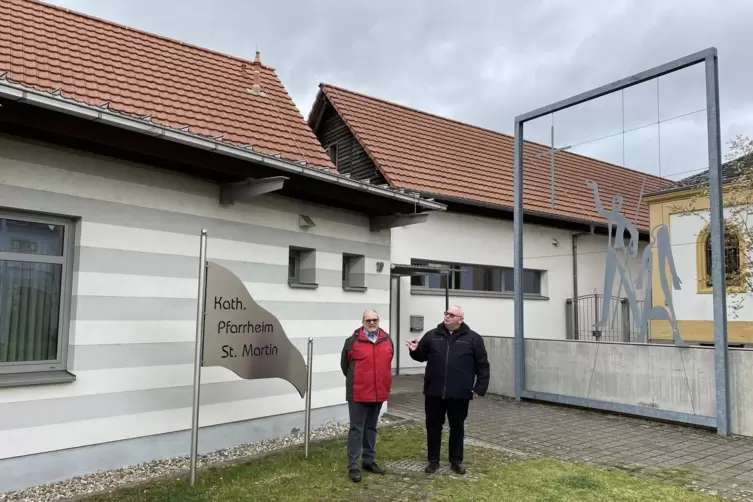 Pfarrheim in Lingenfeld: Pfarrer Jörg Rubeck (rechts) und stellvertretender Verwaltungsratsvorsitzender Ekkehard Leicht würden d
