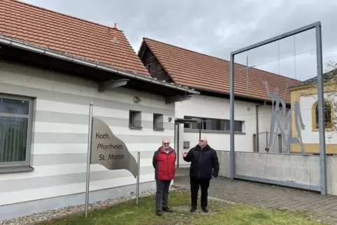 Pfarrheim in Lingenfeld: Pfarrer Jörg Rubeck (rechts) und stellvertretender Verwaltungsratsvorsitzender Ekkehard Leicht würden d