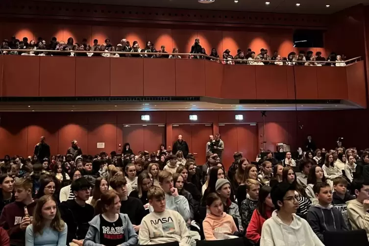 Sch&uuml;ler aus dem gesamten Landkreis sind in der Festhalle. 