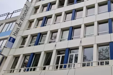 In die Jahre gekommen: das Gebäude der IHK Pfalz in der Ludwigshafener Innenstadt.