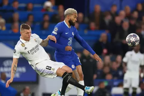 Toni Kroos (links) im Duell mit Reece James vom FC Chelsea. 