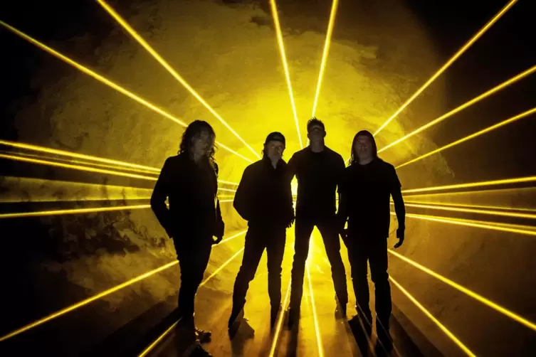 In giftwolkigem Gelb gehalten ist die Metallica-Optik zu „72 Seasons“, so heißt das neue Album.