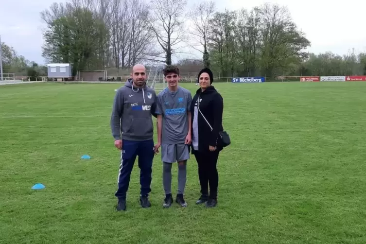 Yaman Hamue (Mitte) nach dem Sieg im Pokal mit seinem Vater Anas und seiner Mutter Marwa.