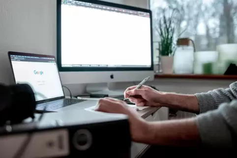 Das Arbeiten von zuhause hat durch die Pandemie stark zugenommen. Rechtlich dürfte es sich dabei meist um mobiles Arbeiten hande