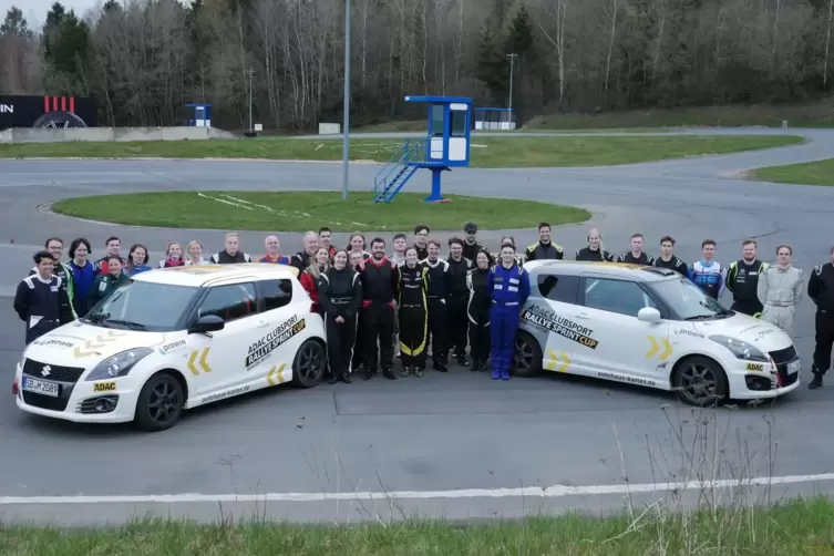 Die 17 Teams des Rallye Sprint Cups Region Mitte beim Lehrgang am Ostermontag auf dem Nürburgring. 