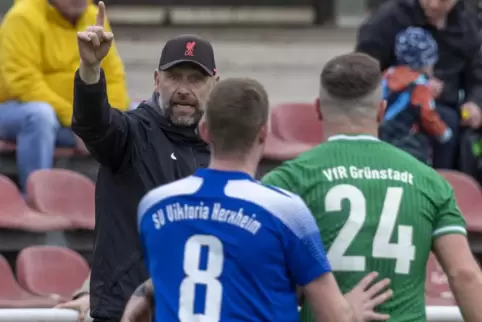 Grünstadts Trainer Christian Rutz (hinten links, hier gegen Herxheim) möchte in den nächsten drei Spielen sechs Zähler holen. 