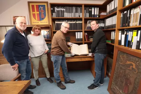 Das Team bei der Begutachtung eines der Bücher von Anton Meißner, von links: Klaus Kaiser, Carmen Reith, Mathias Hemmer und Bori