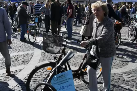 Auf dem Rathausplatz werden wieder gebrauchte Fahrräder angeboten. 