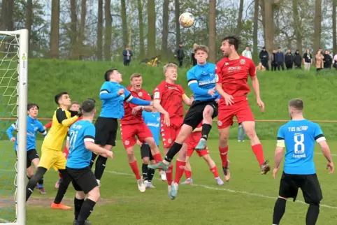 Vollversammlung im Strafraum: Die Spieler des TuS Altrip (blaue Trikots) stemmen sich den Mainzer Kontrahenten entgegen.