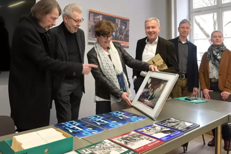 Fotoarchiv zugesagt (von links): Mit den Brüdern Holger und Jürgen Deuter freuen sich Bürgermeisterin Monika Kabs, Kulturstiftun