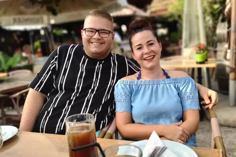 Jonas will seiner Schwester Jana, hier gemeinsam im Sommer 2021, so gut es geht helfen.
