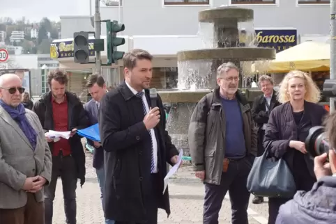 Saarbrückens Oberbürgermeister Uwe Conradt (mit Mikro) bei der Erweiterung der Fußgängerzone.