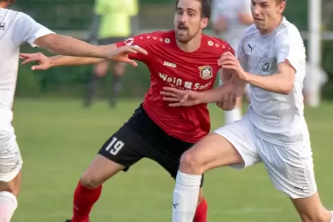 Offenbachs Fußballer Jakob Born (rechts) studiert Sozialpädagogik und wohnt in einer WG.