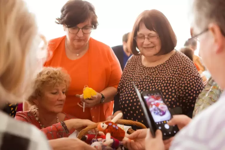 Doris Christ (rechts) und andere fleißige Helferinnen der ASF häkelten wochenlang für alle Gäste des Jubiläums Schlüsselanhänger
