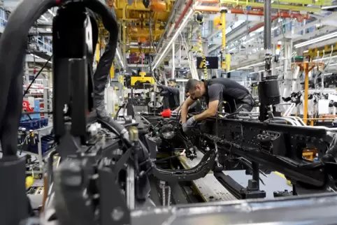 Exportstark: Montage eines Lastwagens im größten Lkw-Werk der Welt in Wörth. 