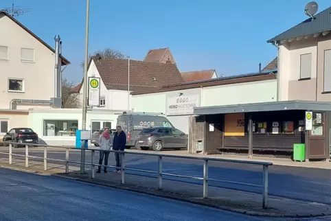 Die stark frequentierte Bushaltestelle vor ihrem Geschäft im Ortskern von Reichenbach-Steegen ist für die Firmeninhaber Heike un