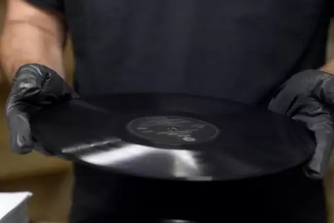 Geprüfte Qualität: Ein Mitarbeiter eines Vinylpresswerks in Nashville mit frischer Pressung. Der Record Store Day am 22. April f