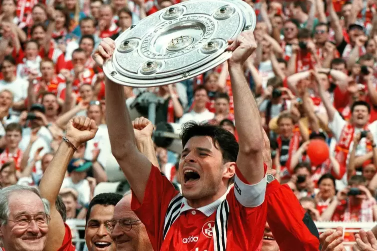 Die Sensation: Ciriaco Sforza und die Meisterschale 1998. Der FCK wurde als Aufsteiger deutscher Meister. 