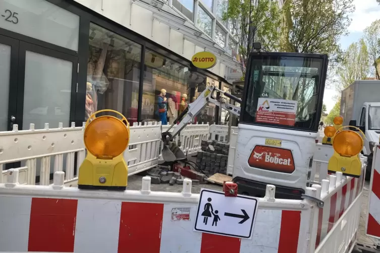 Die Absperrung in der Speyerer Stra&szlig;e soll auch noch &uuml;bers Wochenende bestehen bleiben, teilt die Stadt mit. 