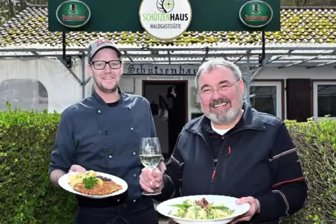 Pächter Thomas Hener und Koch Bernd Böhl (links) setzen vor allem auf regionale Gerichte.