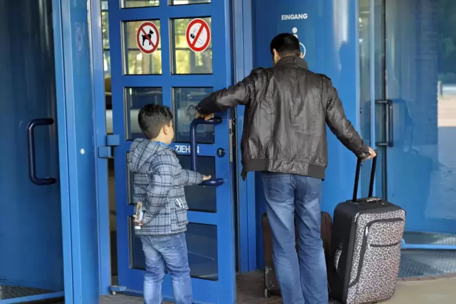 Flüchtlinge, die im Kreishaus ankommen: Künftig sollen sie nach Dannstadt-Schauernheim gefahren werden und sich erst mal eingewö