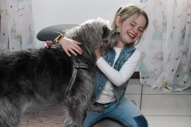 Mit ihrem Hund Nala, einem Goldendoodle, spielt Emmi Böhner gerne in ihrer Freizeit. Mit ihrem Hund Nala, einem Goldendoodle, spielt Emmi Böhner gerne in ihrer Freizeit.
